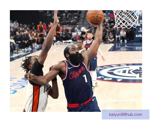 哈登关键时刻挺身而出率队六人得分上双锁定胜利